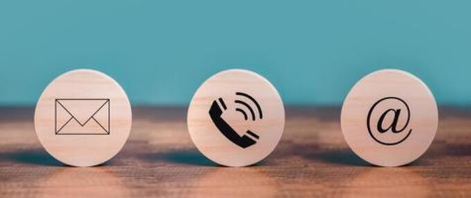 14286469-client-contactez-nous-service-avec-courrier-e-mail-icones-de-telephone-sur-le-cercle-en-bois-mis-sur-le-bureau-photo.jpg